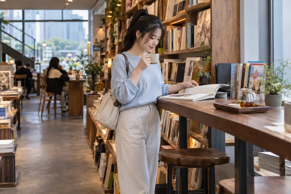 独立书店内以茶杯阅读的日常场景
